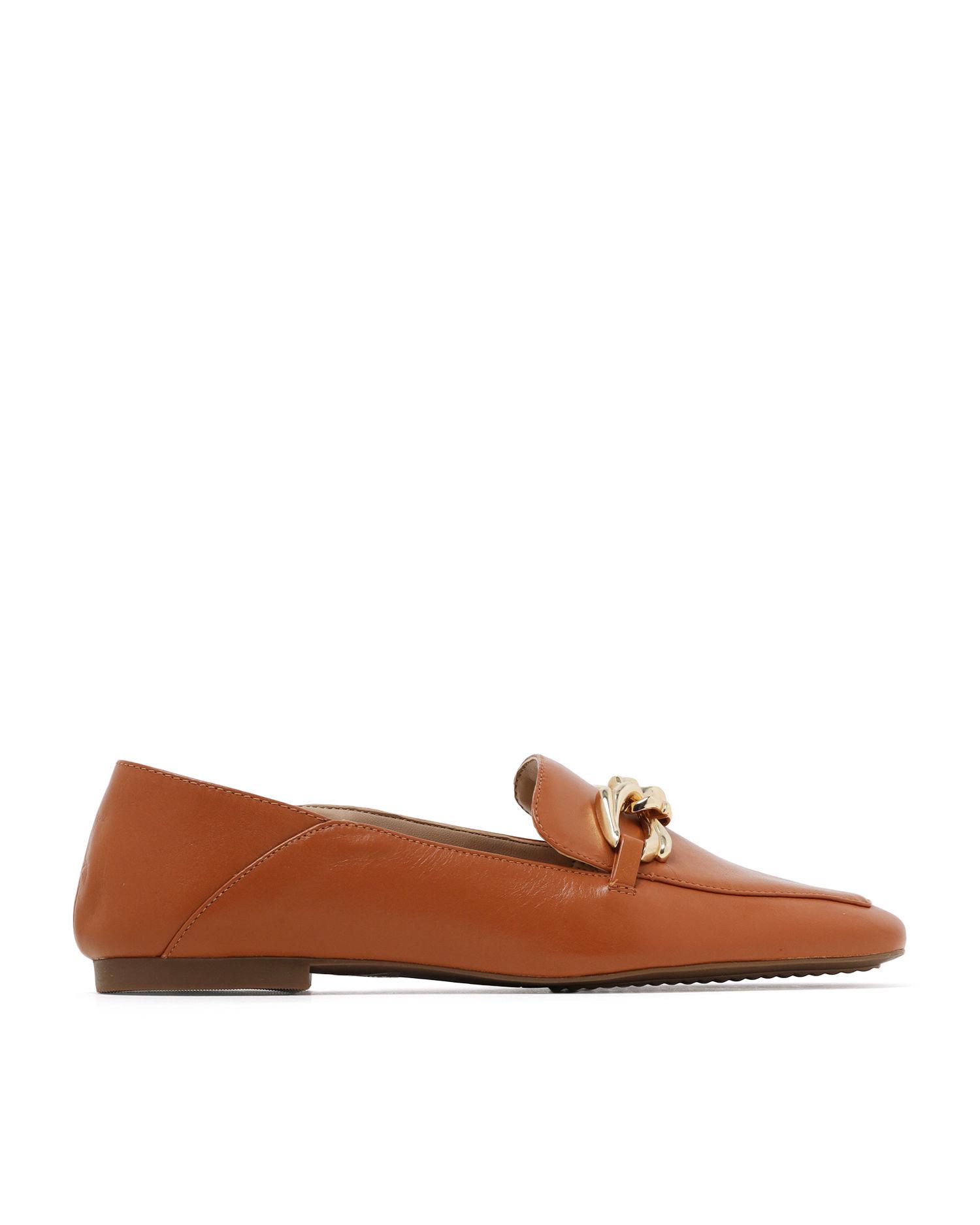 Chained loafer flats by AREZZO